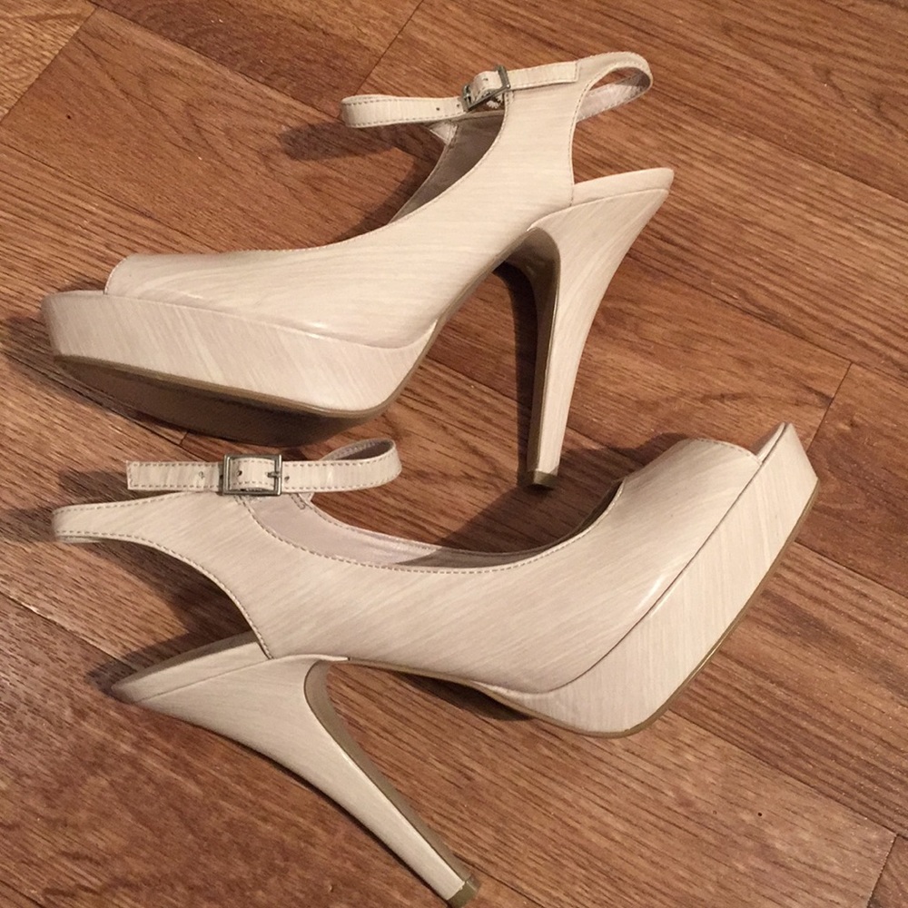 Nude platform pumps